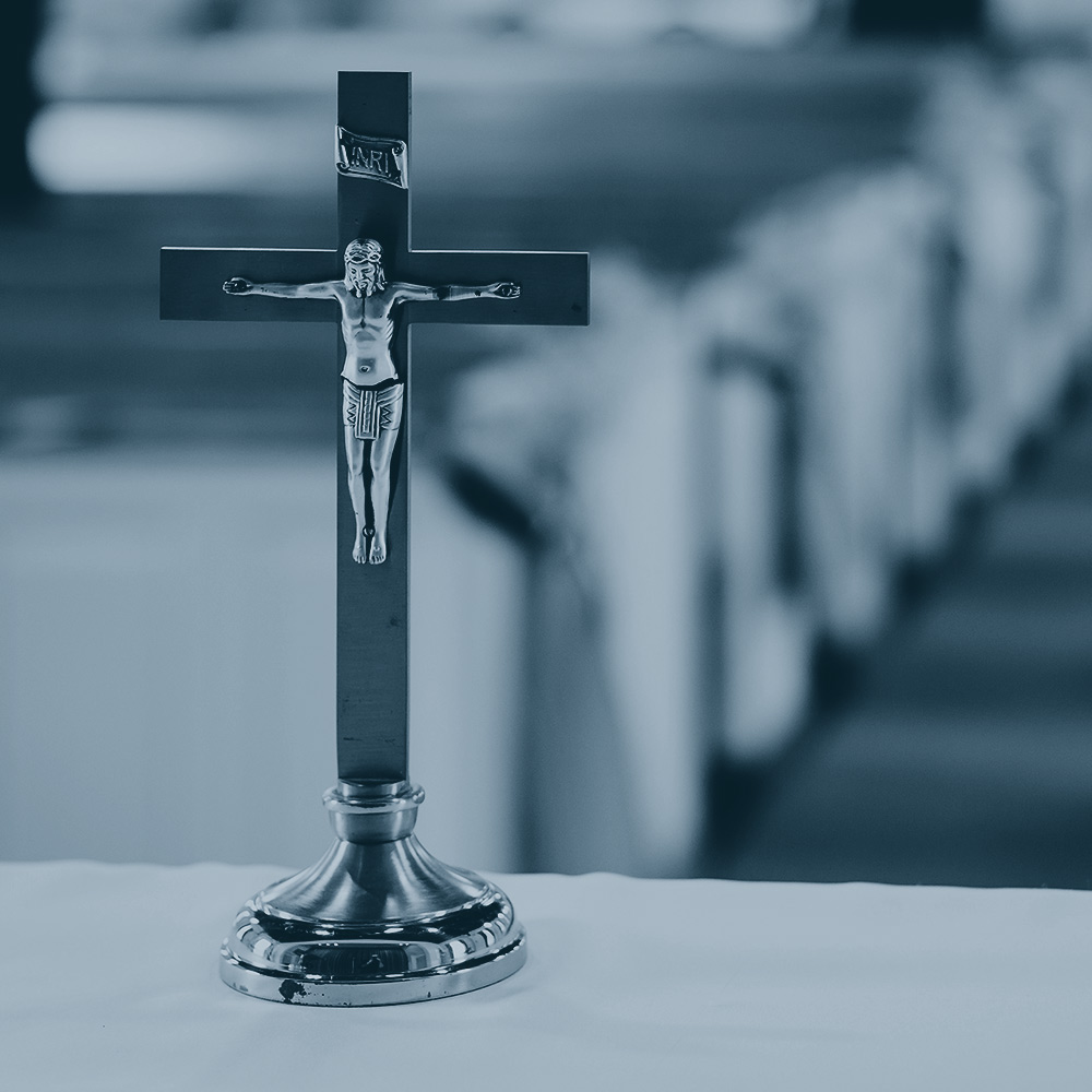 Ein Kreuz steht in einer Kirche